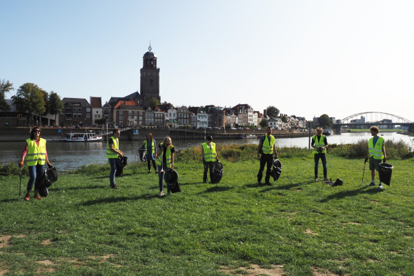 De vriendengroep tijdens het tweede deel van de actie