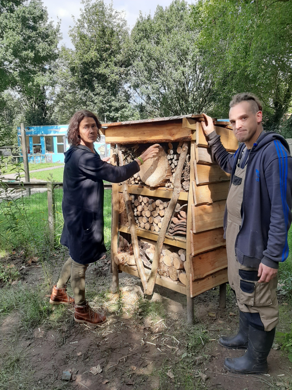 vluchtelingenwerk insectenhotel klaar