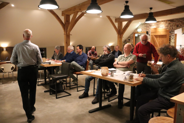 Arend Spijker praat tijdens 'Dineren en leren' over verstoring door vaarrecreatie op de Vecht