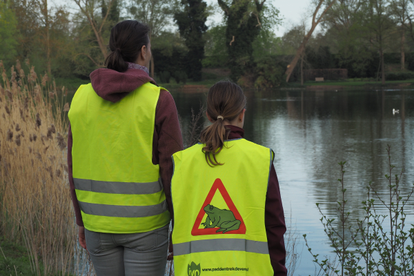 Moeder en dochter met veilige hesjes aan