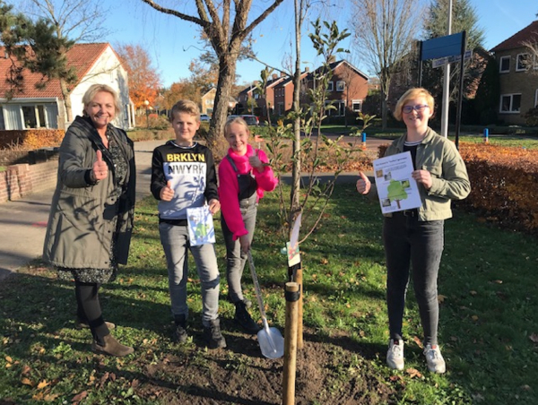 In Hof van Twente worden de bomen uitgeleverd door een speciaal hiervoor geformeerde boomwerkgroep. Daar komen de bomen bijvoorbeeld bij een stadslandbouwproject in Goor, in een buurtboomgaard en bij een aantal scholen. Geen feest of activiteiten op verordening van de gemeente Hof van Twente, maar zegt Ina van de Riet van Groene Loper Hof van Twente: “De bomen gaan de grond in! Er is beweging en we komen steeds een stapje verder met stedelijke vergroening en biodiversiteit.” De Groene Loper had zelf ook nog een actie op boomfeestdag: alle negen basisscholen in de gemeente kregen een fruitboom. Helaas geen leuke activiteiten voor de schoolkinderen, maar dat halen ze vast nog wel in.